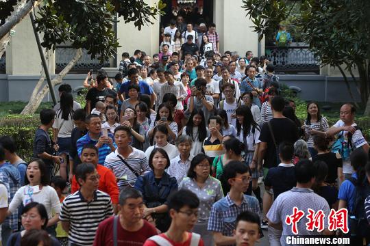 �����οͅ��^�Ͼ����y�����^�����󲨡��z