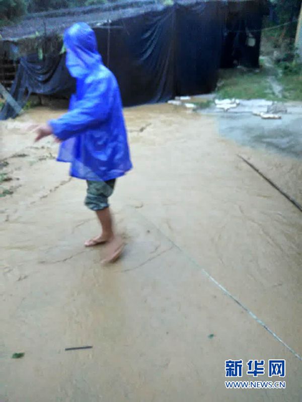 網(wǎng)友“刷屏”致敬臺風(fēng)中遇難的好支書周炳耀