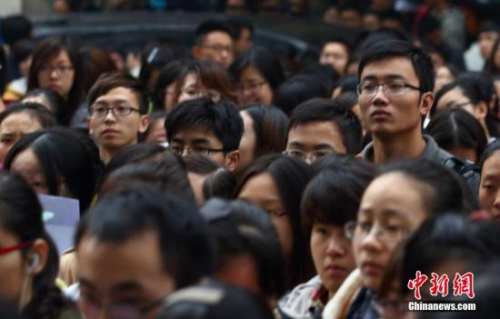 資料圖:2013年11月24日,2014年中國國家公務員考試筆試開考。 中新社發 泱波 攝