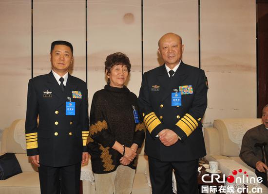 2016年12月8日,海軍在北京舉行中國收復西南沙群島70周年紀念活動。2016年12月8日,中國收復西南沙群島70周年紀念活動在北京舉行。活動開始前,中央軍委委員、海軍司令員吳勝利,海軍政委苗華看望了林華卿。李高健 攝