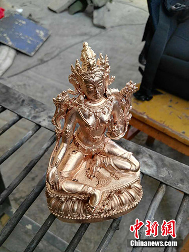 念扎指著這尊還未完成的、18公分高的佛像告訴記者,如果一個人手工制作這件作品至少需要一個多月,而其成品的定價可以達到1.5萬元。中新網記者 宋宇晟 攝