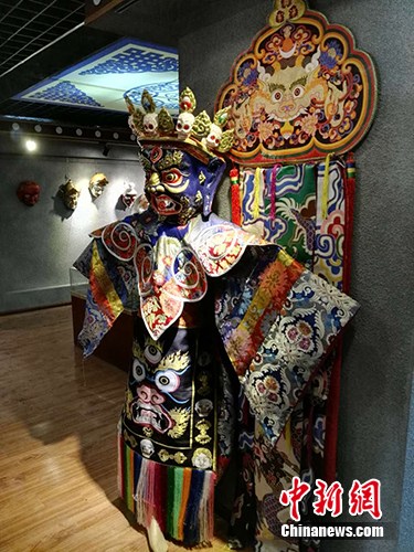 達孜縣雪鄉民間傳統手工藝制作農牧民專業合作社中展示的成品。中新網記者 宋宇晟 攝