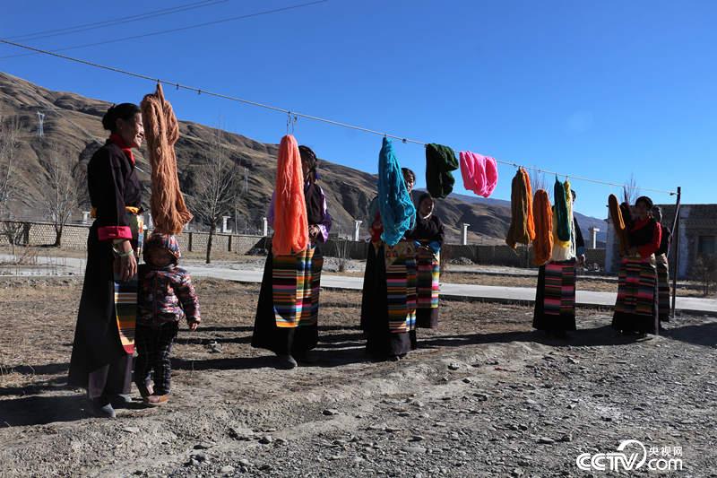 工人們正在晾曬毛線(xiàn)。