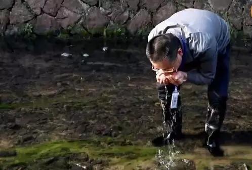 丁紹雄捧起溪水往嘴里送。記者:您在很多場合都說,龍石溪治不好,自己就趴下去喝,當時是出于什么考慮?