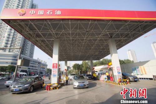 資料圖。山西太原,車輛正在加油站加油。張云 攝