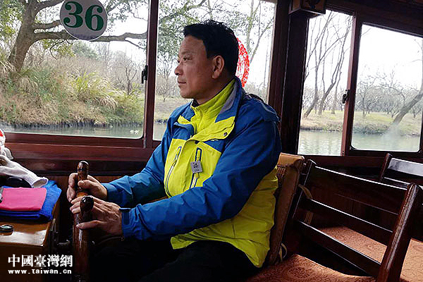 ���\�����������E