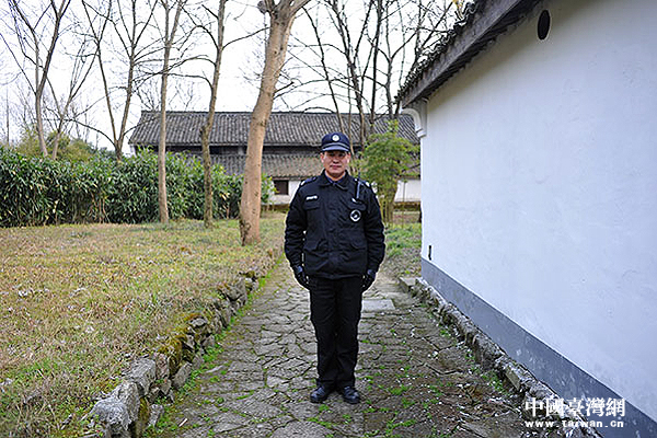 ���\�����������E