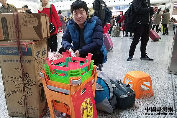 ���\�����������E