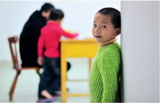 2013年1月,福建省泉州晉江市育嬰院里,寄養(yǎng)著24名特殊的孩子。福建省晉江公安、邊防民警在轄區(qū)破獲拐賣和非法抱養(yǎng)案件中,解救了這24名孩子,但因找不到他們的父母,育嬰院成了孩子們臨時的“家”。圖|新華