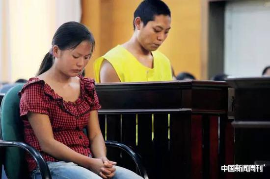 2014年8月26日,陳某某(云南文山州人)和妻子鄭某某(云南石林縣人)因鬧離婚,把一歲零八個月大的親生女兒賣到河南。事后因分贓不均,陳某某報警,二人均被捕并判拐賣兒童罪,陳某某被判處有期徒刑3年,緩刑4年,并處罰3000元。女嬰也被找回。圖|CFP