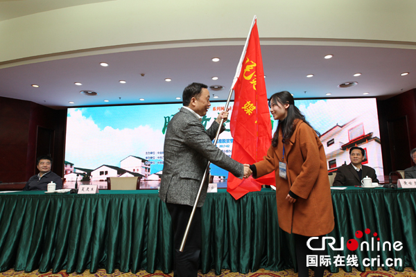 �DƬĬ�J���}