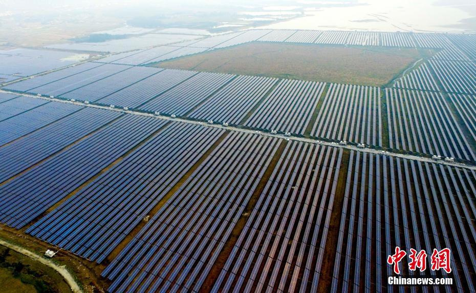 航拍“中國(guó)新能源之都”江西新余光伏發(fā)電廠 航拍“中國(guó)新能源之都”江西新余光伏發(fā)電廠