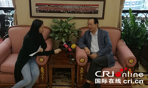 �DƬĬ�J���}