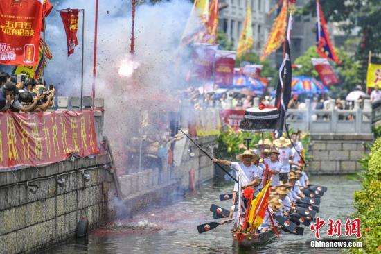 假期首日全國共接待游客3050萬人次 旅游收入122億 假期首日全國共接待游客3050萬人次 旅游收入122億