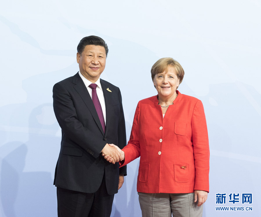 7月7日,二十國集團領導人第十二次峰會在德國漢堡舉行。國家主席習近平出席并發表題為《堅持開放包容 推動聯動增長》的重要講話。這是峰會開始前,習近平受到德國總理默克爾迎接。新華社記者 李學仁 攝