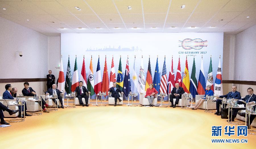 7月7日,二十國集團領導人第十二次峰會在德國漢堡舉行。國家主席習近平出席并發表題為《堅持開放包容 推動聯動增長》的重要講話。這是峰會前,習近平出席二十國集團峰會領導人座談會。新華社記者 李學仁 攝