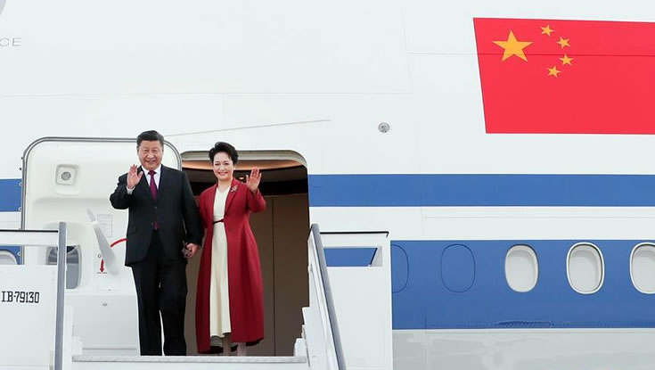 當地時間11月27日,國家主席習近平抵達馬德里,開始對西班牙王國進行國事訪問。這是習近平和夫人彭麗媛步出艙門。 新華社記者 謝環馳 攝