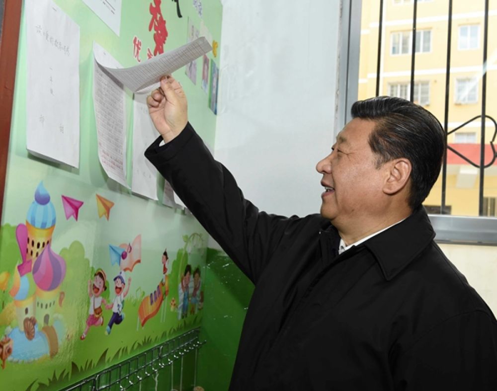 2015年2月14日,正在陜西考察工作的習近平總書記專程來到楊家?guī)X福州希望小學,察看學校辦學情況,同老師們進行交流。圖片來源:新華網 點擊進入下一頁