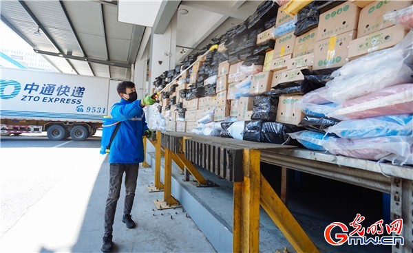 綠碼互認、線上應聘、點對點包車,湖北籍員工正陸續返崗……