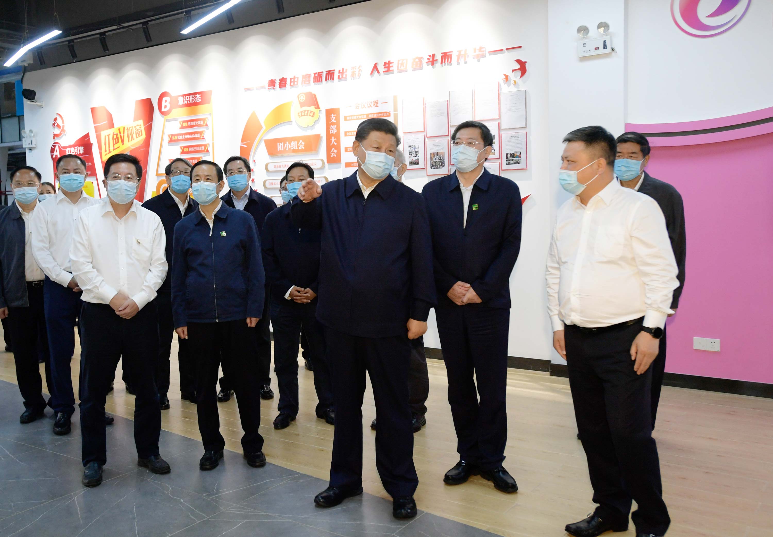 9月16日至18日,中共中央總書記、國家主席、中央軍委主席習近平在湖南考察。這是17日下午,習近平在馬欄山視頻文創產業園,考察園區開展企業黨建和內容生產、技術研發、人才培養等。