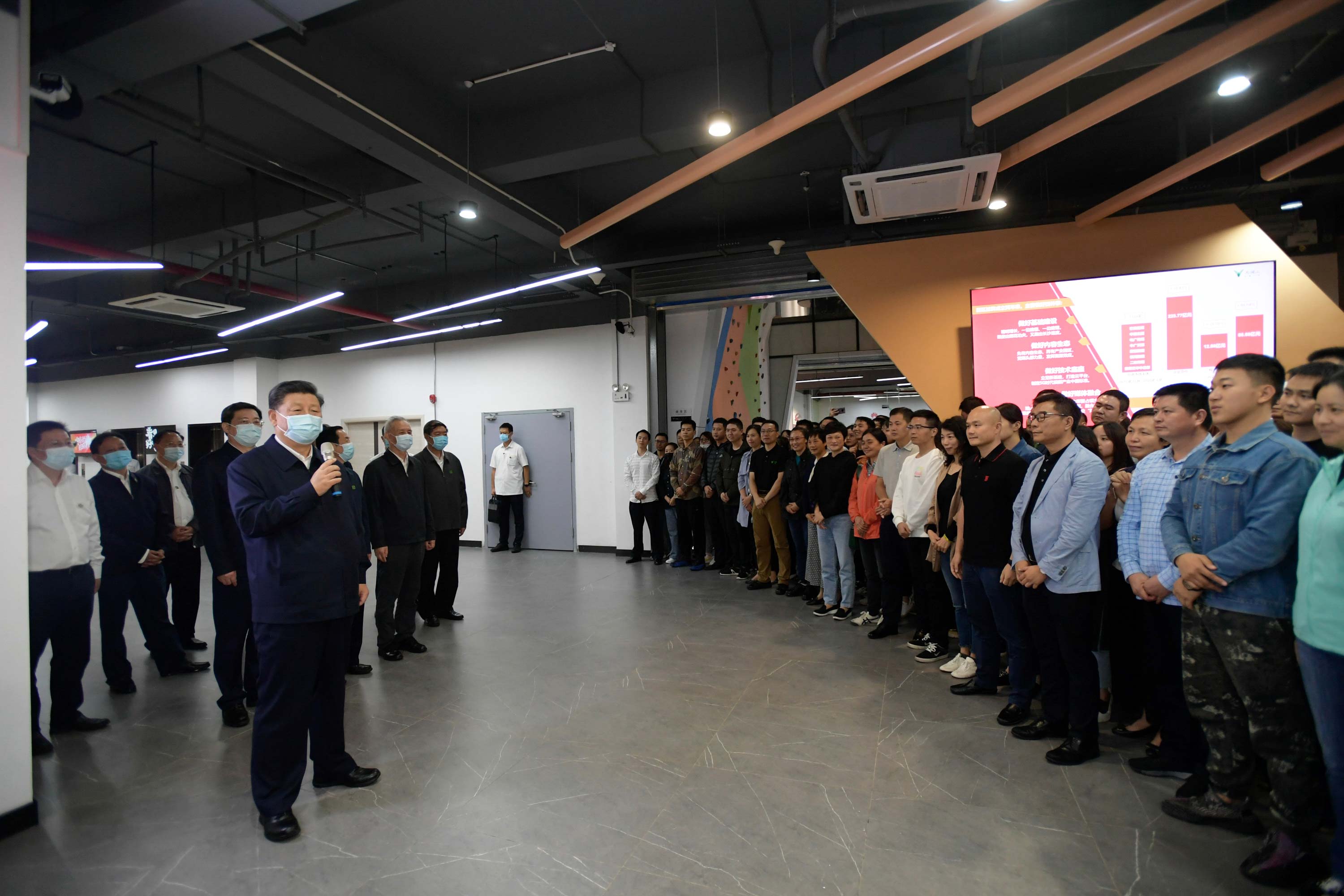 9月16日至18日,中共中央總書記、國家主席、中央軍委主席習近平在湖南考察。這是17日下午,習近平在馬欄山視頻文創產業園考察時,同青年從業人員親切交流。