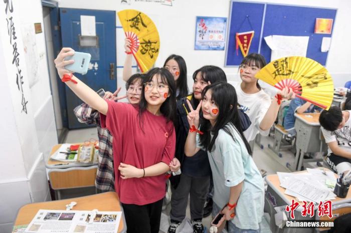 資料圖:6月6日,2021年高考前夕,湖南長沙同升湖實驗學校高三年級,考生們在教室內合影。 楊華峰 攝