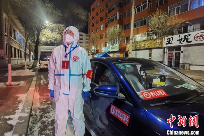 黑河市志愿者愛心車隊隊長侯健在等待接送防疫人員回家 王琳 攝