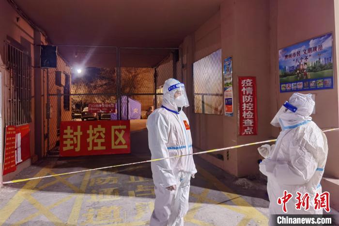 <a target='_blank' href='/' >中新網</a>記者在封控小區卡口采訪志愿者王立巖 史軼夫 攝