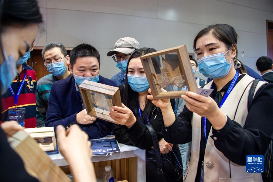 (������ƽ�r���Ї���ɫ������x˼��ָ���¡����r����������ƪ�¡�����ƽ����ӛ�P���¡��D�Ļ���)(5)���촺�L�š��������ط������lչ����ِ�����^��