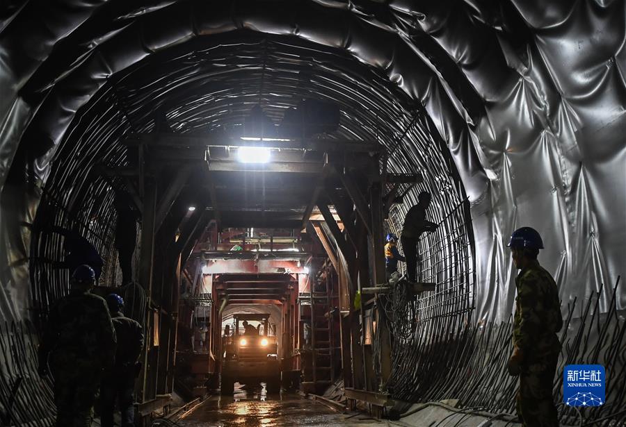 (������ƽ�r���Ї���ɫ������x˼��ָ���¡����r����������ƪ�¡�����ƽ����ӛ�P���¡��D�Ļ���)(2)���촺�L�š��������ط������lչ����ِ�����^��