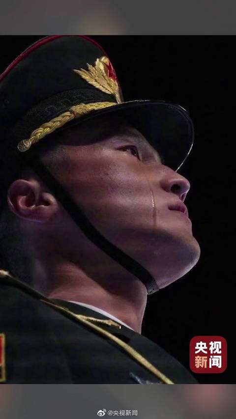 在北京冬奧會開幕式上,鏡頭記錄下現場一名儀仗兵落淚的瞬間。