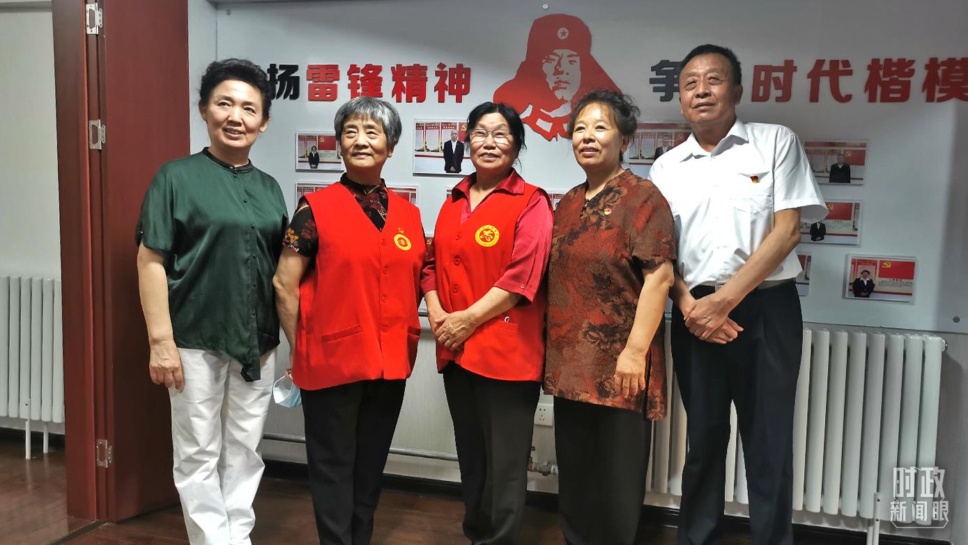 2021年8月,習(xí)近平到承德濱河社區(qū)居家養(yǎng)老服務(wù)中心調(diào)研。這是服務(wù)中心的志愿者代表。(總臺央視記者覃思拍攝)