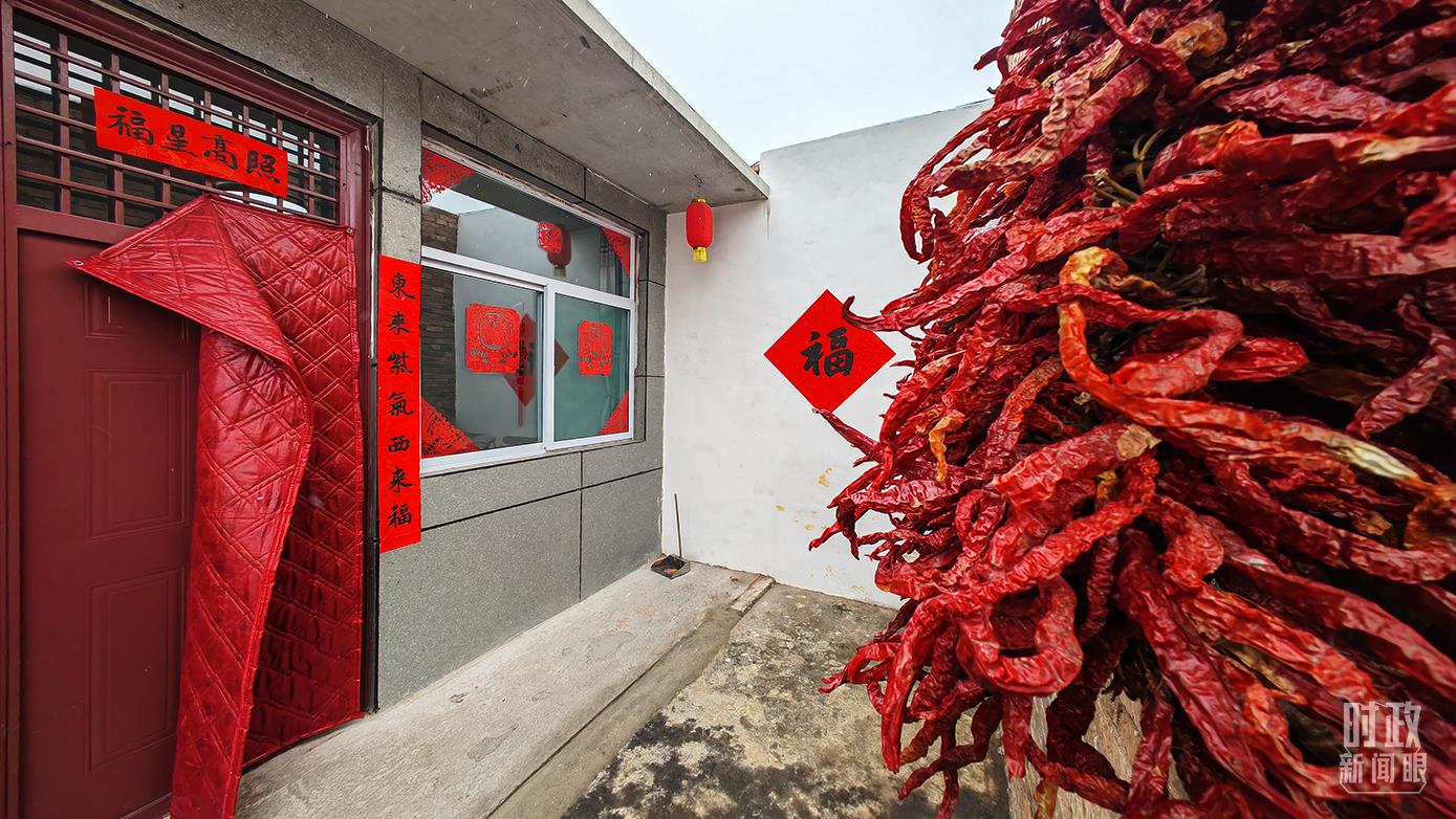 2021年10月,山西霍州馮南垣村遭遇強(qiáng)降雨,不少房屋倒塌。當(dāng)?shù)卣蜕鐣α繋椭転?zāi)居民重建裝配式住房。(總臺央視記者彭漢明拍攝)