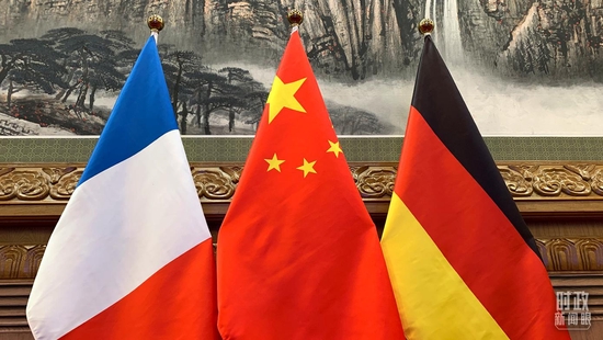 △視頻峰會現場擺放的中法德三國國旗。(總臺央視記者范一鳴拍攝)