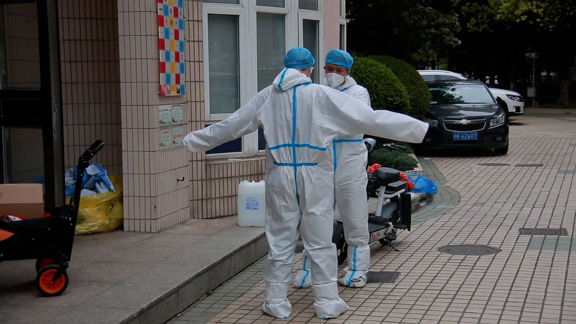 抗疫進(jìn)行時丨小區(qū)戰(zhàn)“疫”記:凌晨4點的蔬菜包是這樣送來的