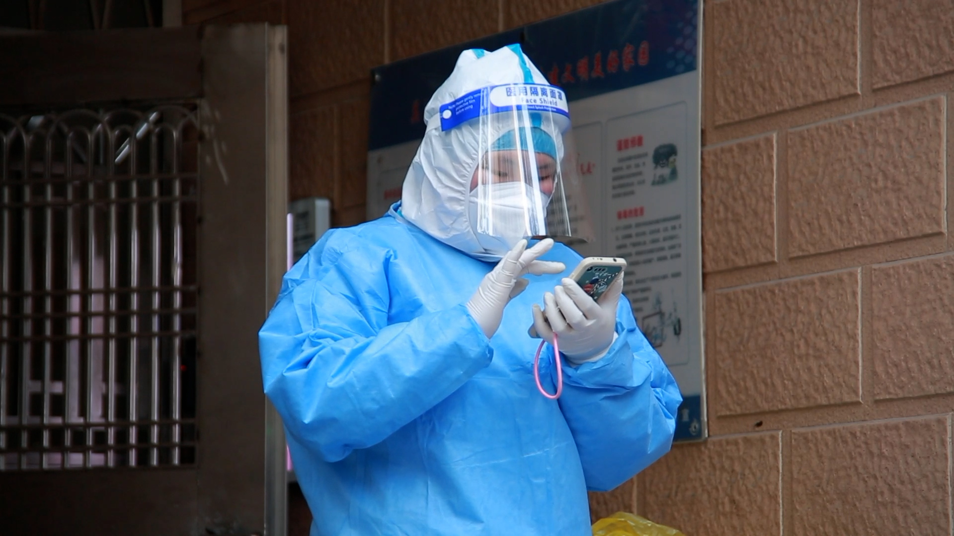 抗疫進(jìn)行時丨小區(qū)戰(zhàn)“疫”記:凌晨4點的蔬菜包是這樣送來的