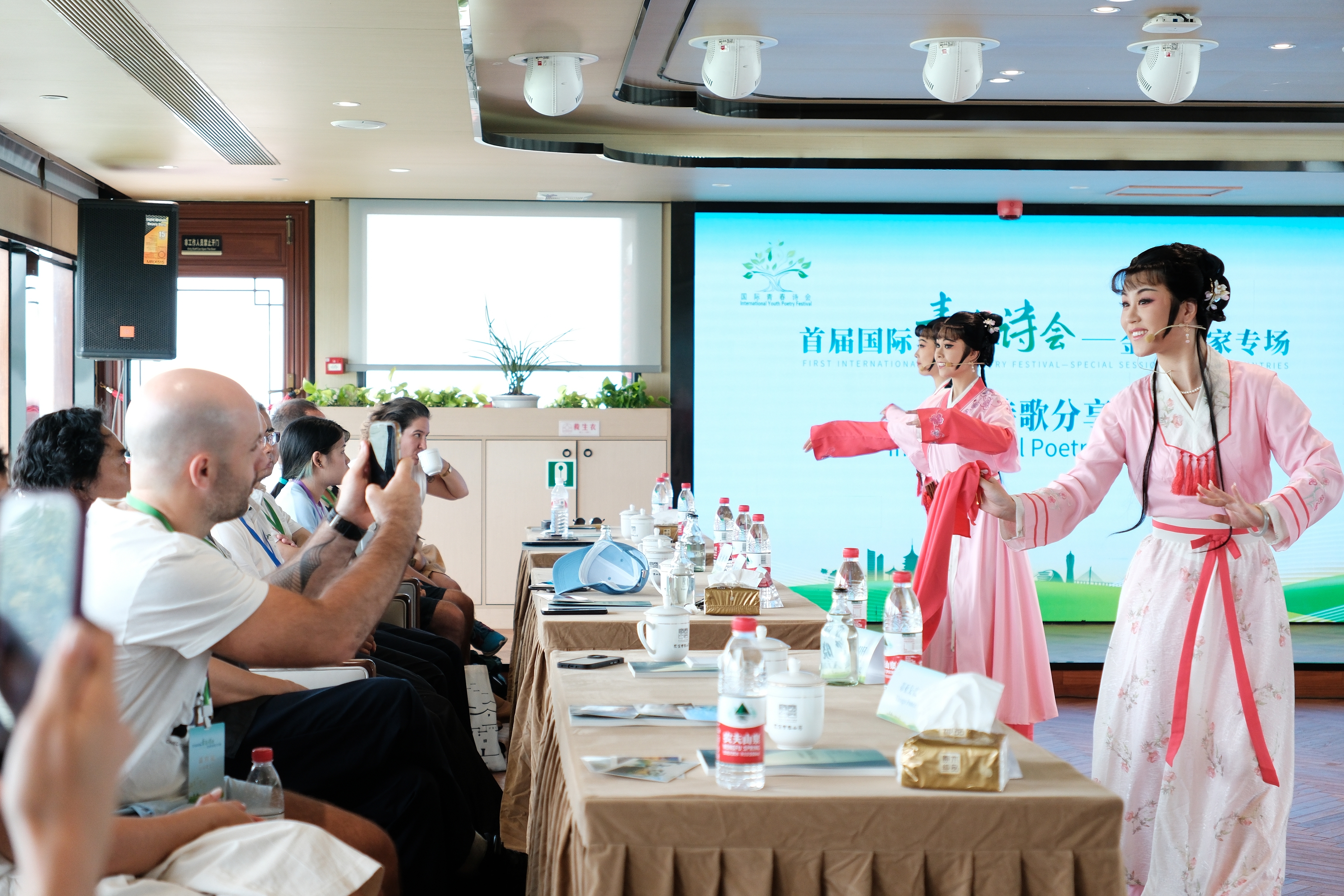 2024年7月21日,浙江杭州,金磚國家外國友人欣賞越劇《富陽新曲》。