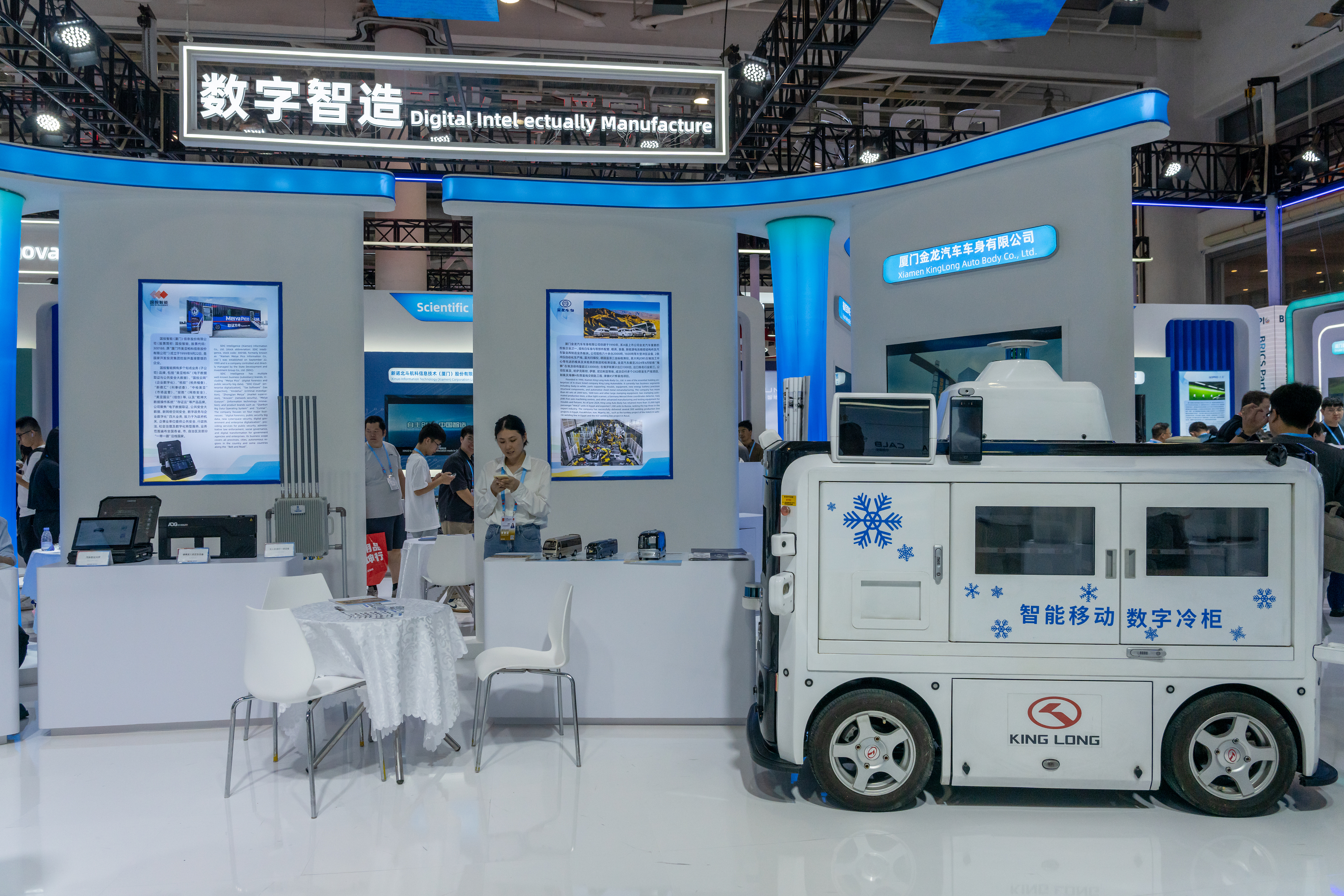 2024年9月9日,福建廈門,觀眾在金磚國家新工業革命伙伴關系創新基地展位參觀、洽談。