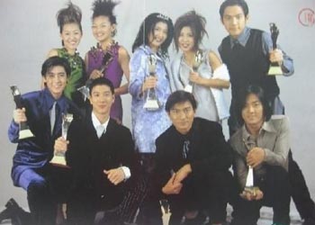 大S貼出她與小S當年獲得十大偶像的陳年照片。圖片來源:翻拍自大S微博