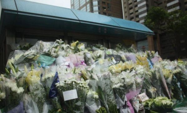 捷運江子翠站3號出口擺滿了許多花束 捷運江子翠站3號出口擺滿了許多花束