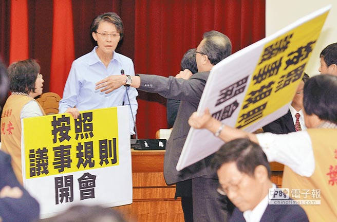 綠委”炮轟會議主席黃昭順在破壞議事規則 綠委”炮轟會議主席黃昭順在破壞議事規則