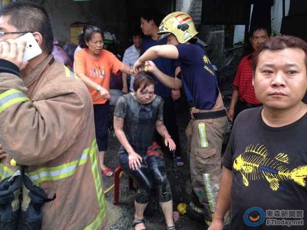 無(wú)辜遭到“泥襲”的摩托駕駛員全身都是泥漿 無(wú)辜遭到“泥襲”的摩托駕駛員全身都是泥漿