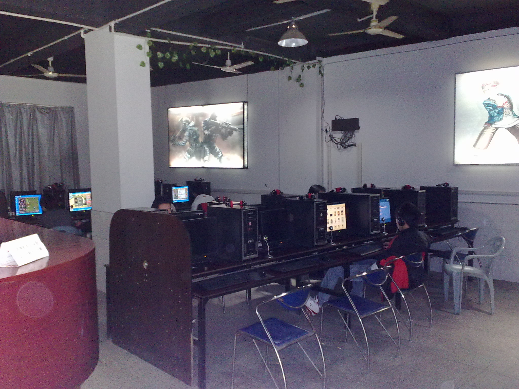 臺(tái)灣小夫妻失業(yè)無(wú)家可歸,帶女兒蝸居網(wǎng)吧1個(gè)月 臺(tái)灣小夫妻失業(yè)無(wú)家可歸,帶女兒蝸居網(wǎng)吧1個(gè)月