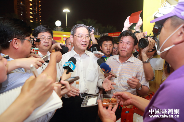 張志軍與臺灣攤主交流互動,品嘗地道臺灣小吃 張志軍與臺灣攤主交流互動,品嘗地道臺灣小吃