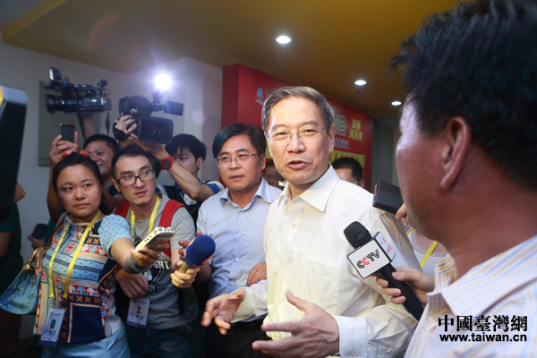 �ɰ���ɫ�R���F��