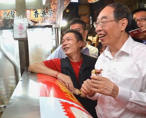 尤權逛臺中逢甲夜市,品嘗臺灣小吃 尤權逛臺中逢甲夜市,品嘗臺灣小吃