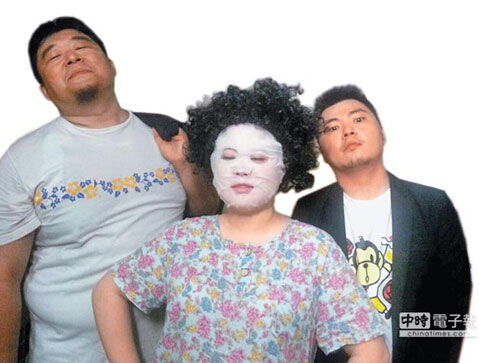 《魯蛇家的逆襲》,劇中人物“花媽頭”造型(中),被網友質疑影射高雄市長陳菊 《魯蛇家的逆襲》,劇中人物“花媽頭”造型(中),被網友質疑影射高雄市長陳菊