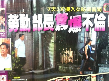 2�˿���һǰһ���M(j��n)��Ů�ؕ�(sh��)���|��