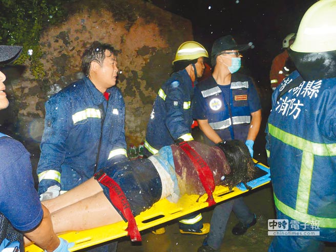 警消在空難現場緊急搶救,合力將復航乘客從飛機殘骸中抬出 警消在空難現場緊急搶救,合力將復航乘客從飛機殘骸中抬出