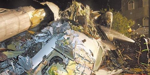 警消在雨中對(duì)著飛機(jī)殘骸灌水降溫,希望能找到更多生還者 警消在雨中對(duì)著飛機(jī)殘骸灌水降溫,希望能找到更多生還者